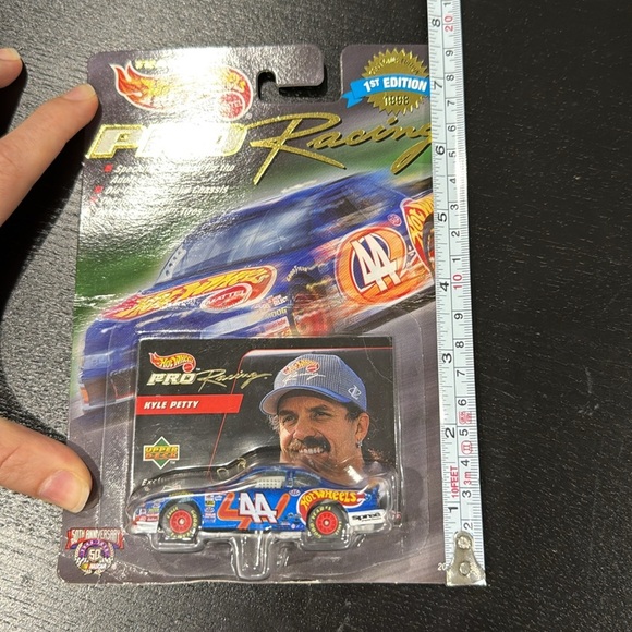 Hot Wheels Team Racing NASCAR Kyle Petty 1st Edition Toy Car with Trading Card - Picture 2 of 4